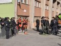 Hulákajúcich a podnapitých fanúšikov Trnavy sme pozorovali v bezpečí polície.